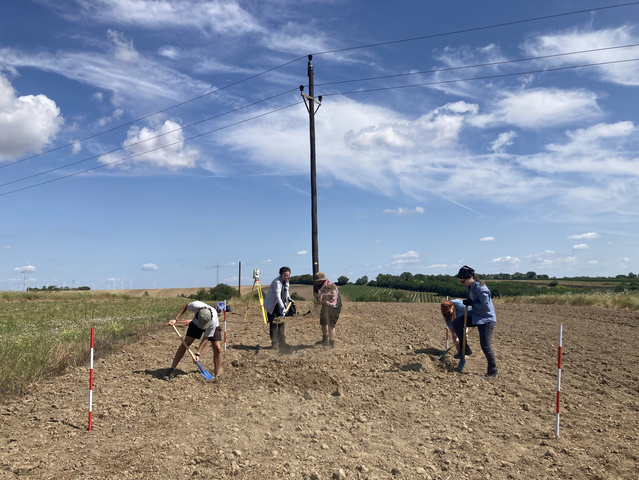 People starting to dig at site Grub Kranawetberg II